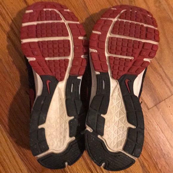 Women's Nikes. Size 7 - Picture 4 of 4
